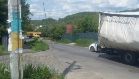 У Полтаві вантажівка, яка рухалася вулицею Луговою, врізалася в електроопору