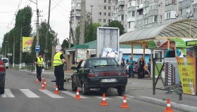 Автомобіль "зніс" металевий паркан та сітілайт на вулиці Кременчука