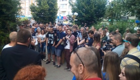 Протестувальники увірвались на територію незаконного будівництва в центрі Полтави. ВІДЕО