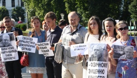 Журналісти влаштували флешмоб у центрі Полтави. ФОТО