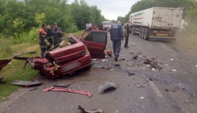 Легковик "в лобову" врізався в фуру: водій загинув на місці аварії