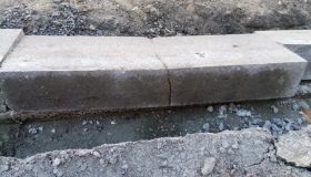 Забудовник у центрі Полтави намагався замінити кам'яні бордюри на бетонні