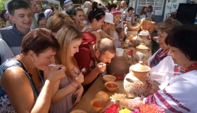 На гастро-фестивалі в Опішні з'їли понад 600 літрів борщу