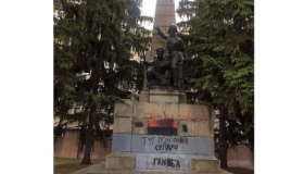 У Кременчуці невідомі обмалювали пам’ятник "Борцям за владу рад"