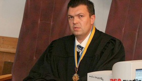 Обвинуваченого у хабарництві суддю Лазюка оштрафували за неявку до суду