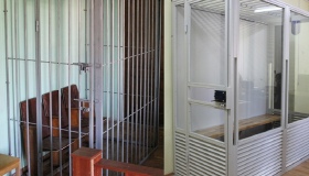 АМКУ змусив суддів Полтави прибрати металеві клітки для обвинувачених