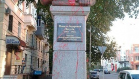 Памятник Ватутіну знову облили фарбою