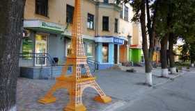 Наче Париж: у Полтаві встановили Ейфелеву вежу