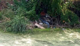 Полтавську річку перетворили на сміттєзвалище