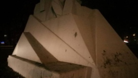 У Полтаві вандали обкидали багнюкою памятник Шевченку
