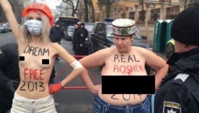 Кременчужанка влаштувала "голий протест" перед Адміністрацією Президента