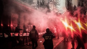 Активісти Нацкорпуса приїхали з шинами до райвідділу поліції Кременчука. ВІДЕО