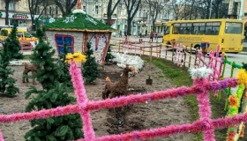 З Театральної площі Полтави зникли "волохаті" новорічні  персонажі