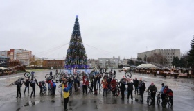 У Кременчуці пройшов новорічний велопарад під дощем. ВІДЕО