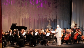 Максакова і симфонічний оркестр привітали полтавців зі святами. ФОТО