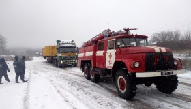 Полтавські рятувальники визволили автівки  на автодорозі Полтава-Красноград
