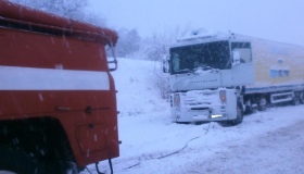 Полтавські рятувальники відбуксирували шість вантажівок