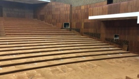 Сесійну залу Полтавської облради очистили від меблів