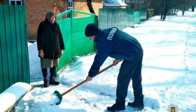 Полтавські поліцейські розчищають двори та рубають дрова пенсіонерам. ФОТО