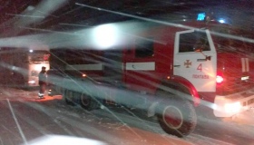 Рятувальники продовжують витягати автівки зі снігових заметів. ВІДЕО