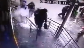 З'явилося відео, як на дитину в Кременчуці впала купа снігу