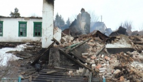 Після пожежі батьки і вчителі самотужки приводять до ладу обгорілу будівлю школи