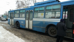 У Полтаві поліція з’ясовує обставини враження струмом у тролейбусі