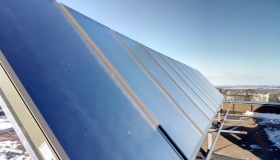 На даху Лубенської поліклініки встановили сонячні колектори