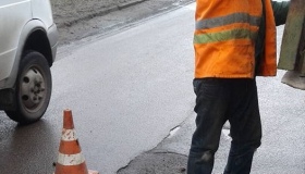 Ноу-хау по-полтавські: ями на дорогах латають плиткою із цементом