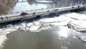 Весняний льодохід загрожує мостам на Полтавщині. ФОТО