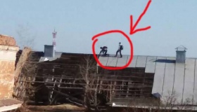 Діти знову розгулюють на даху  напівзруйнованого Кадетського корпусу