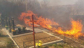 У Полтаві пожежники працювали на кладовищі