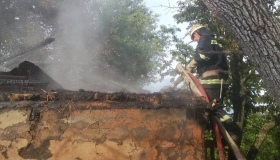 Через удар блискавки на Зіньківщині сталася пожежа