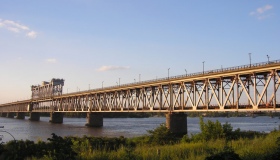 На Крюківському мосту зрізають асфальт