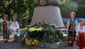 Полтавці поклали квіти до пам'ятника Івану Мазепі. ФОТО