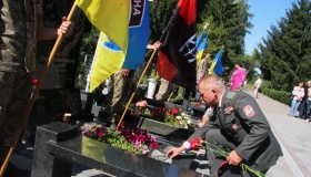 На Алеї Героїв у Полтаві вшанували пам'ять полеглих за Незалежність України воїнів. ФОТО