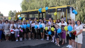 На Перший дзвоник школи Щербанівської ОТГ отримали новий автобус. ФОТО