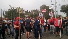  Біля залізничної станції "Лубни" протестувальники перекрили рух потягам