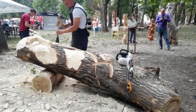 На полтавському етнофестивалі виготовляли дерев’яного Енея