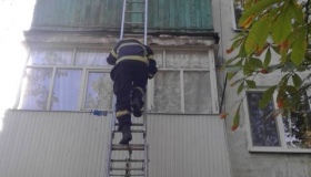 У Кременчуці літню жінку рятувальники визволяли із зачиненої квартири