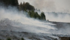 На Глобинщині досі гасять пожежу покладів торфу
