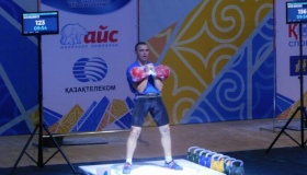 Олег Коломієць виграв три "золота" чемпіонату України з гирьового спорту
