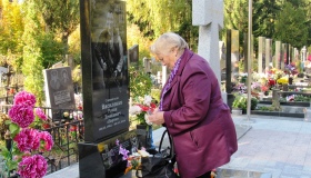 Полтавці на Алеї Героїв поклали квіти до могил загиблих. ФОТО