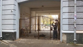 Скандальну полтавську арку закрили воротами