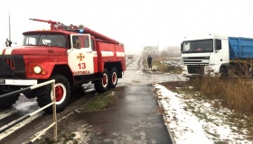 Рятувальники надали допомогу двом вантажним авто