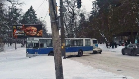 У Полтаві тролейбуси знову б'ють струмом: постраждала пенсіонерка