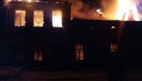 На Полтавщині понад шість годин гасили пожежу у колишньому будинку культури