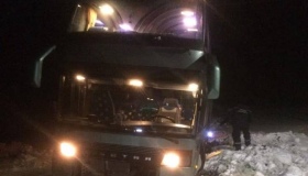 Рятувальники Полтавщини витягли туристичний автобус зі снігової пастки