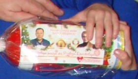 Першачки Полтавщини отримали новорічні подарунки з політичними листівками