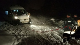 Полтавські рятувальники у сніговому полоні допомогли 165 людям. ФОТО. ВІДЕО